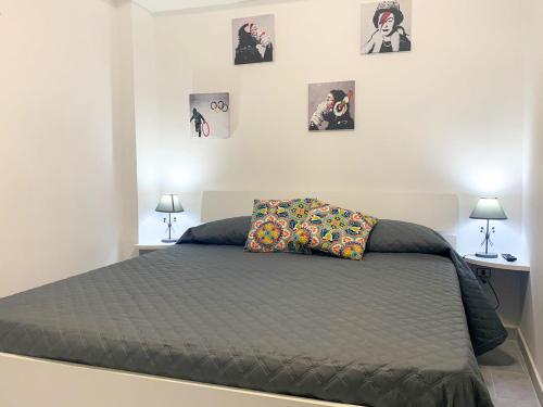 Säng eller sängar i ett rum på RockSea Apartments