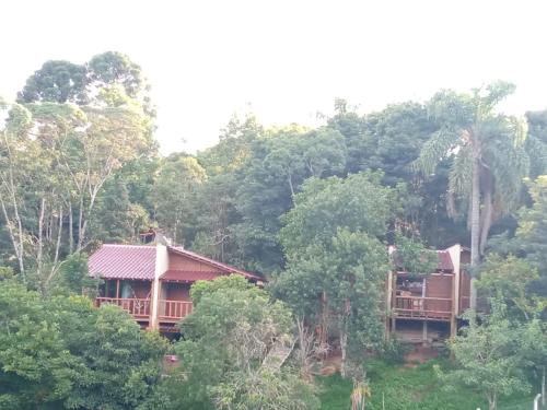 a house in the middle of a forest at Recanto Berço das Aguas in Piraquara