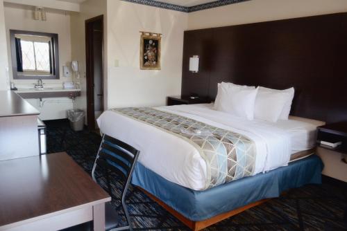 Postel nebo postele na pokoji v ubytování Frankenmuth Motel
