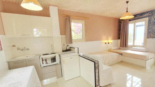 uma cozinha com armários brancos e uma janela em Entire Villa two floors Sea View em Hersonissos