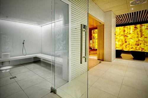 Kúpeľňa v ubytovaní Prywatny Apartament z widokiem na morze Seaside Park Hotel Kołobrzeg