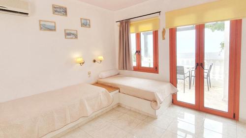 una camera con due letti e una grande finestra di Entire Villa two floors Sea View a Hersonissos