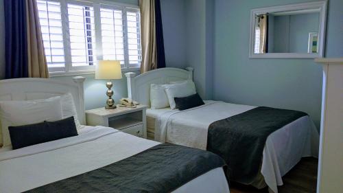 Postel nebo postele na pokoji v ubytování Shell Island Resort - All Oceanfront Suites