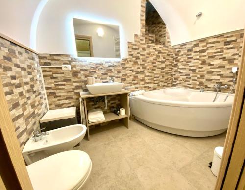 Ett badrum på Il Sorriso Dei Sassi Rooms