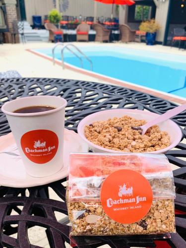 Swimmingpoolen hos eller tæt på Coachman Inn Oak Harbor