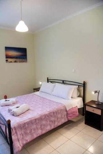 Ein Bett oder Betten in einem Zimmer der Unterkunft DELPHINUS VILLAS-Villa Nikitas