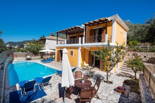 Bazén v ubytování DELPHINUS VILLAS-Villa Nikitas nebo v jeho okolí