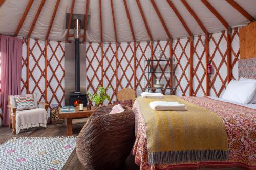 ein Schlafzimmer mit einem Bett in einer Jurte in der Unterkunft Lough Mardal Lodge in Donegal