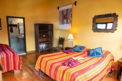 a bedroom with a bed with stuffed animals on it at La Iguana Perdida in Santa Cruz La Laguna