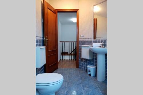 Ένα μπάνιο στο Amplio y céntrico piso en O Grove
