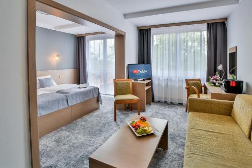 Postel nebo postele na pokoji v ubytování LH Parkhotel Hluboka Nad Vltavou Congress & Wellness