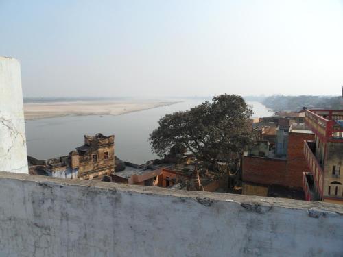 vistas a la ciudad y a un cuerpo de agua en Marigold Guest House, en Varanasi