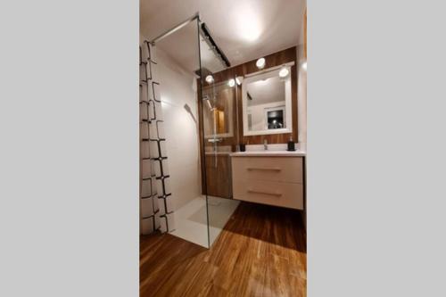a bathroom with a sink and a mirror at Ferienwohnung am Bischofsberg in Edlbach