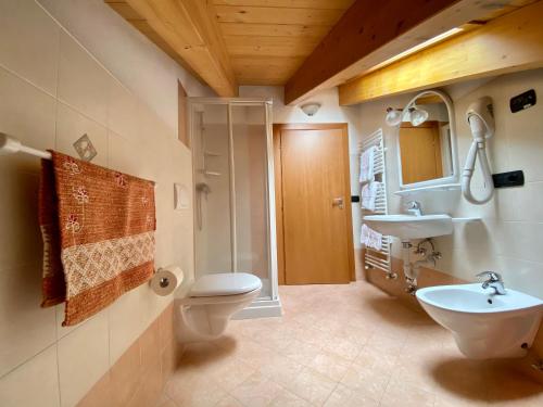 Ett badrum på Chalet SUNFLOWER Appartamenti