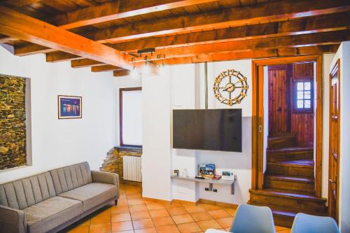 ein Wohnzimmer mit einem Sofa und einem Flachbild-TV in der Unterkunft Vittoria holiday house Stresa in Stresa