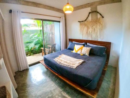 سرير أو أسرّة في غرفة في Katalox Jungle Lofts by Simply Comfort Tulum Centre Rooftop Patio & Pool