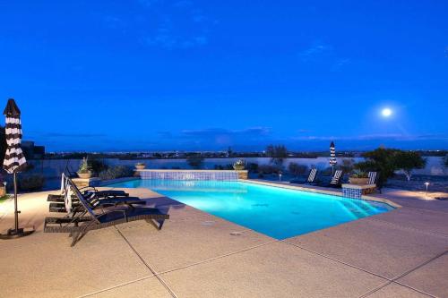 Πισίνα στο ή κοντά στο Mountain Majesty Escape Queen Creek Home with Pool!