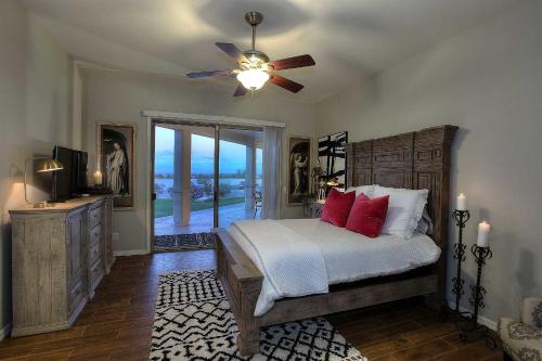 Katil atau katil-katil dalam bilik di Mountain Majesty Escape Queen Creek Home with Pool!