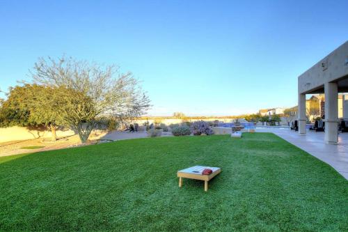 Κήπος έξω από το Mountain Majesty Escape Queen Creek Home with Pool!