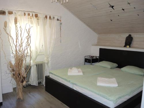 ein Schlafzimmer mit einem Bett mit zwei Handtüchern darauf in der Unterkunft Rustico Gino in Vairano