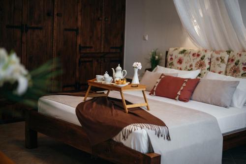 ロダキノにあるVilla Braouのベッドルーム1室(テーブル付)