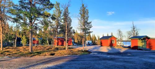 a group of small houses on the side of a road at Camp Alta Kiruna in Kiruna
