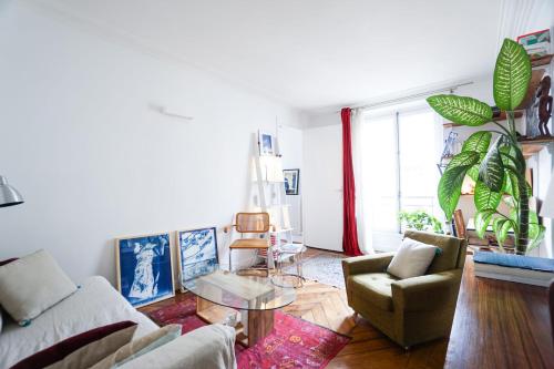 un salon avec un canapé et une table dans l'établissement Beautiful Design Apt In Paris Near The Louvre, à Paris