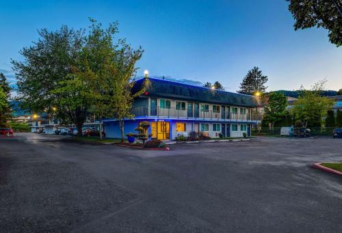 a blue building with a parking lot in front of it at Motel 6-Issaquah, WA - Seattle - East in Issaquah
