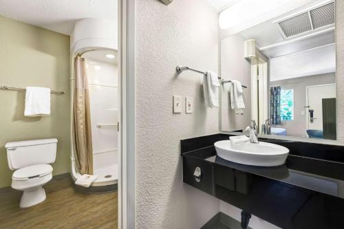 Ванна кімната в Motel 6-Issaquah, WA - Seattle - East