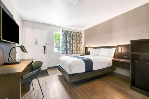 Katil atau katil-katil dalam bilik di Motel 6-Issaquah, WA - Seattle - East