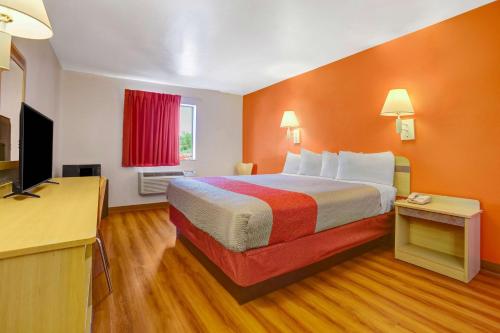 Katil atau katil-katil dalam bilik di Motel 6-Espanola, NM