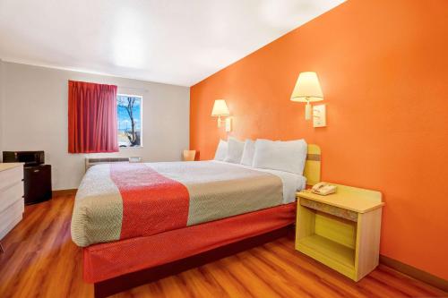 מיטה או מיטות בחדר ב-Motel 6-Espanola, NM
