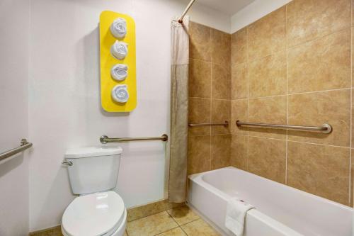 Bilik mandi di Motel 6-Espanola, NM