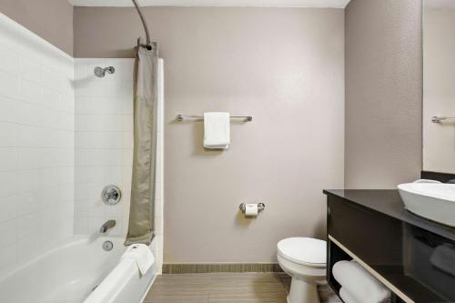 Ванная комната в Studio 6-Mountlake Terrace, WA - Seattle