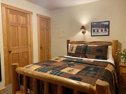 a bedroom with a bed with a quilt on it at River's Edge Resort in Winthrop