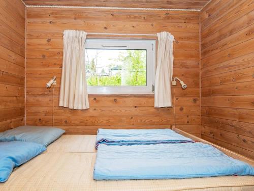 Säng eller sängar i ett rum på Three-Bedroom Holiday home in Knebel 22