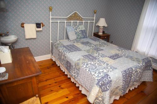 Postel nebo postele na pokoji v ubytování Sylvan Inn Bed & Breakfast