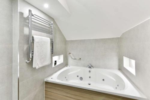 Holiday Inn - Manchester - Oldham, an IHG Hotel tesisinde bir banyo