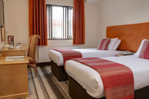 Cama o camas de una habitación en Best Western Bradford Guide Post Hotel
