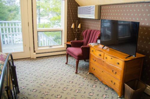 TV a/nebo společenská místnost v ubytování Sylvan Inn Bed & Breakfast