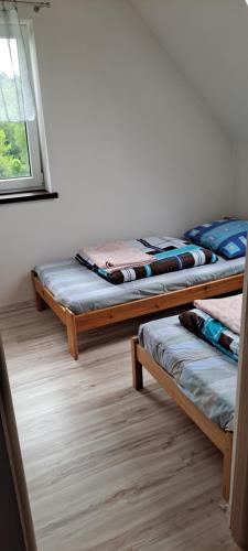 a room with two bunk beds and a window at Czarny Potok in Czarna