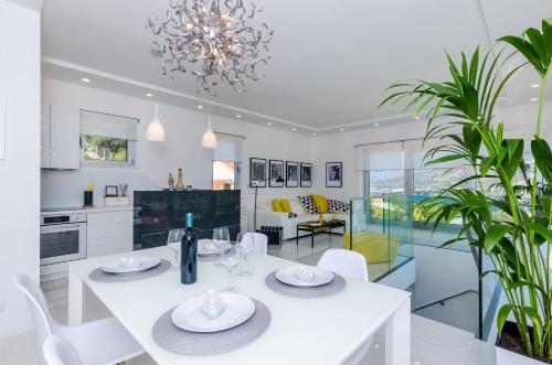 Modern Luxury Villa with Swimming Pool - Bayside View