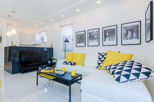 Modern Luxury Villa with Swimming Pool - Bayside View