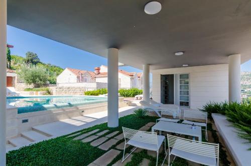 Modern Luxury Villa with Swimming Pool - Bayside View