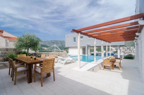 Modern Luxury Villa with Swimming Pool - Bayside View