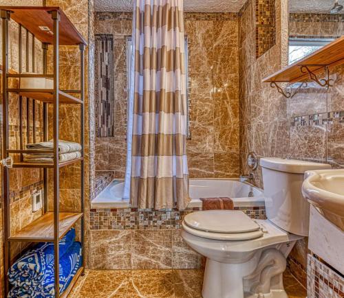 Ένα μπάνιο στο Secluded Fenced Cottage W Dune Top Hot Tub Near Hiking Dog Friendly