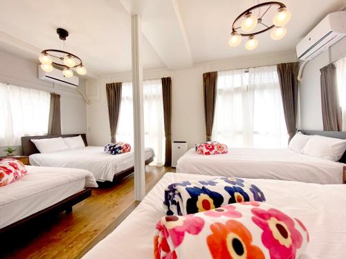 Tempat tidur dalam kamar di TABISAI HOTEL House 博多