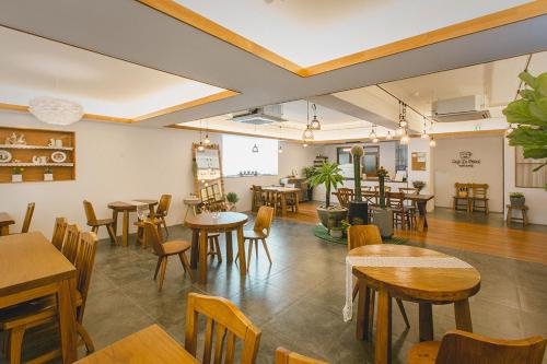 Brown-Dot Hotel Choeup tesisinde bir restoran veya yemek mekanı