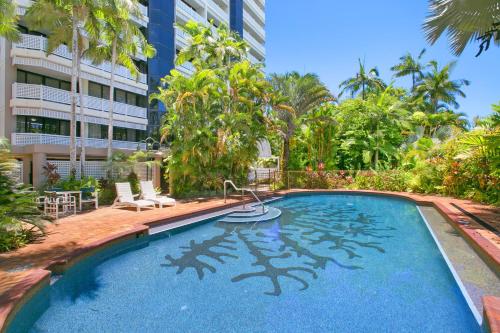 Басейн в Cairns Luxury Waterfront Apartment або поблизу