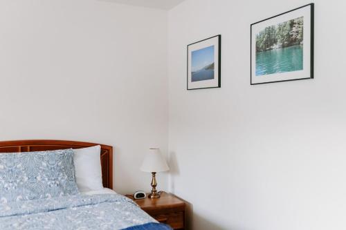 Ένα ή περισσότερα κρεβάτια σε δωμάτιο στο Blue Moon Motel
